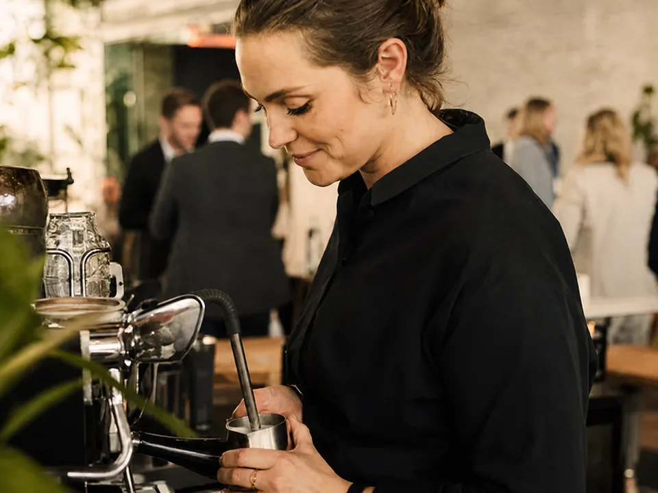 Barista aan het werk op een evenement