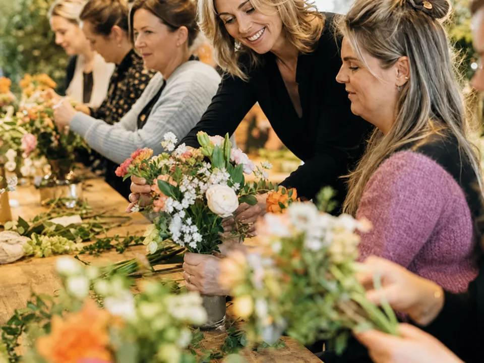 Begeleider tijdens een creatieve workshop